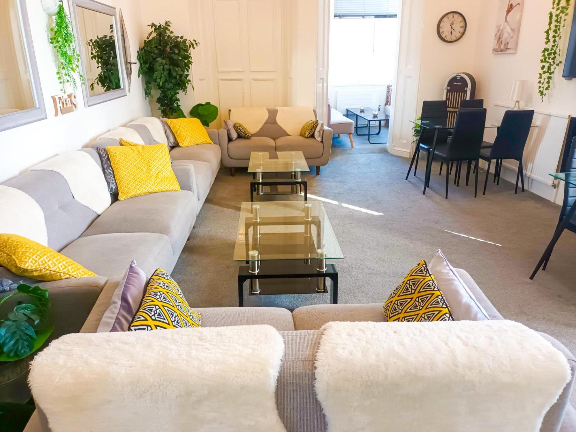 Riviera Retreat 10 Bedrooms 10 Bathrooms, Near Beach, 24 People * Torquay