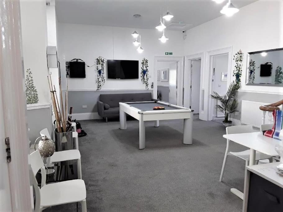 Riviera Retreat 10 Bedrooms 10 Bathrooms, Near Beach, 24 People * Torquay