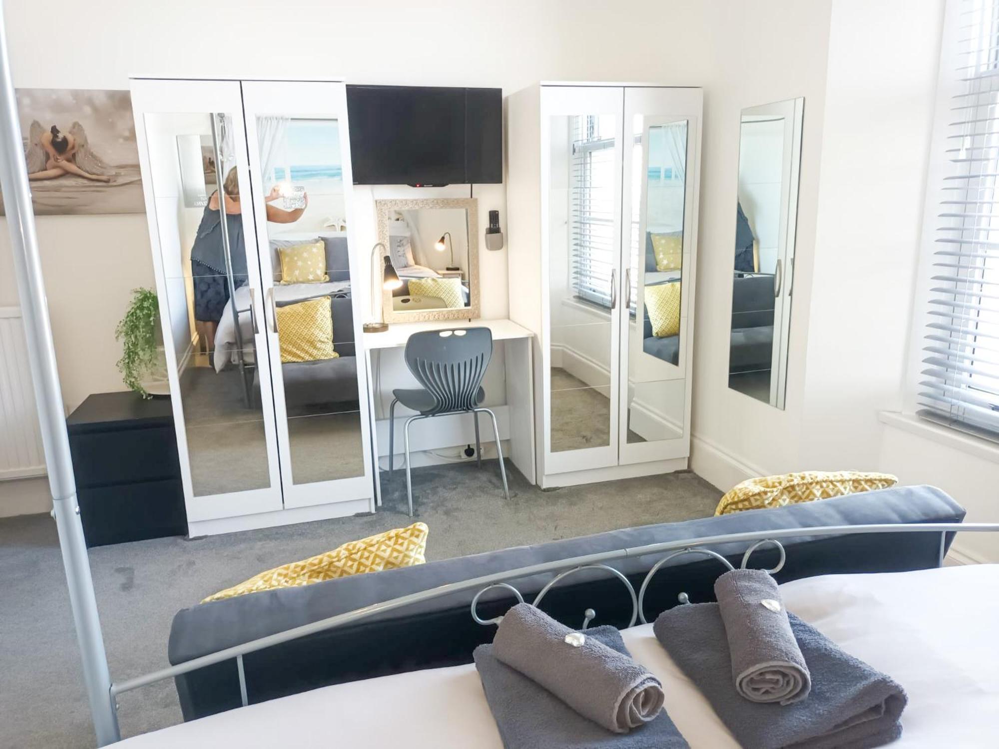 Riviera Retreat 10 Bedrooms 10 Bathrooms, Near Beach, 24 People Holiday home Torquay