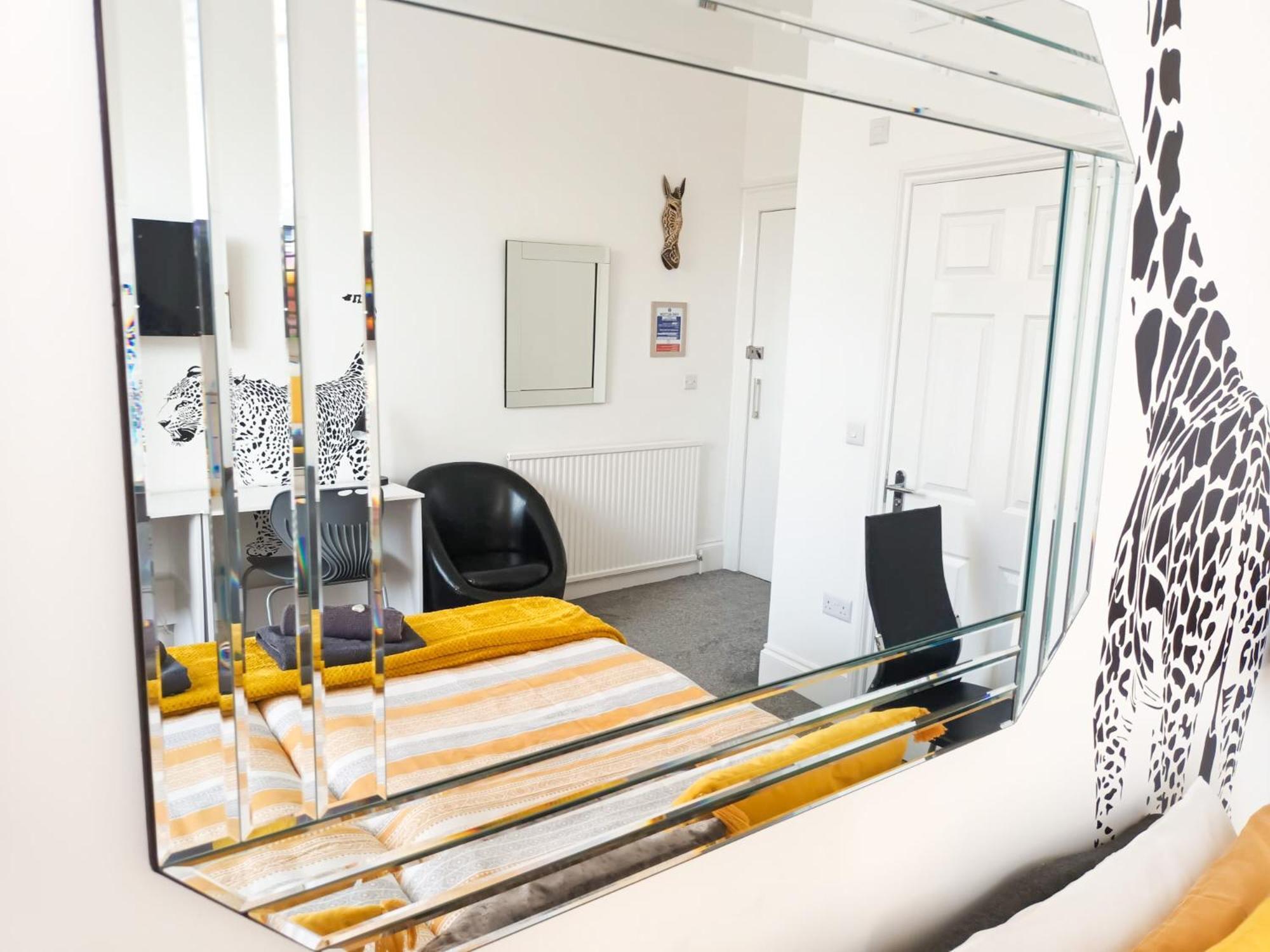 Riviera Retreat 10 Bedrooms 10 Bathrooms, Near Beach, 24 People * Torquay